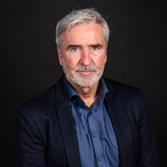 Portrett av Rune Semundseth mot mørk bakgrunn